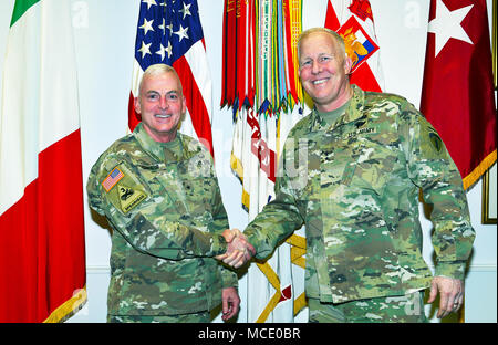 Von links, Brig. Gen. Eugene J. LeBoeuf, US-Armee Afrika wirkenden Kommandierender General, und Generalmajor Timothy McGuire, Stellvertretender kommandierender General, U.S. Army Europe, posieren für ein Foto im Büro des USARAF Commander bei einem jüngsten Besuch in Caserma Ederle, Vicenza, Italien, Februar 27, 2018. (Foto von der U.S. Army Antonio Bedin) Stockfoto