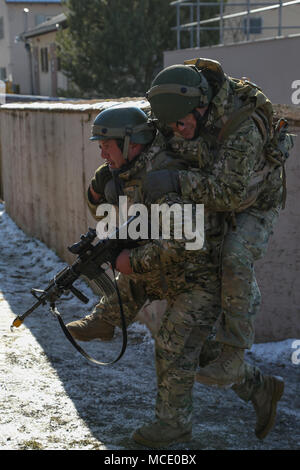 Eine georgische Soldaten von Charlie Company, 11 Leichte Infanterie Bataillon, 1 Infanterie Brigade trägt eine simulierte Kausalität, während ein mock Übung während einer Mission rehearsal Übung (MRE) bei der US-Armee Joint Multinational Readiness Center in Hohenfels, Deutschland, Feb.14, 2018 leiten. Die MRE ist ein US Marine Corps führen Übung mit fast 900 Soldaten aus Georgien, Ungarn und den USA die MRE auf der aktuellen Betriebsumgebung basiert und umfasst Lektionen gelernt, um die 11 Inf vorzubereiten. Bn. (Georgisch) für offensive und defensive Operationen, und einen Einsatz in s Stockfoto