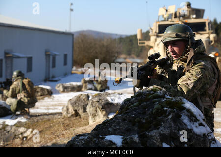 Georgische Soldaten von Charlie Company, 11 Leichte Infanterie Bataillon, 1 Infanterie Brigade Sicherheit zu bieten, dabei aber eine situative Training während einer Mission rehearsal Übung (MRE) bei der US-Armee Joint Multinational Readiness Center in Hohenfels, Deutschland, Feb.14, 2018 leiten. Die MRE ist ein US Marine Corps führen Übung mit fast 900 Soldaten aus Georgien, Ungarn und den USA die MRE auf der aktuellen Betriebsumgebung basiert und umfasst Lektionen gelernt, um die 11 Inf vorzubereiten. Bn. (Georgisch) für offensive und defensive Operationen, und einen Einsatz in Stockfoto