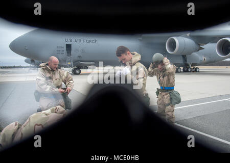 Eine Ansicht von innen eine M50 gasmaske während der 2018 Vengeant Eagle Übung Feb.22, 2018 in Dover Air Force Base, Del. Die Maske ist eine Verbesserung gegenüber dem alten M40-Modell und ermöglicht eine bessere Sicht. (U.S. Air Force Foto von Mauricio Campino) Stockfoto