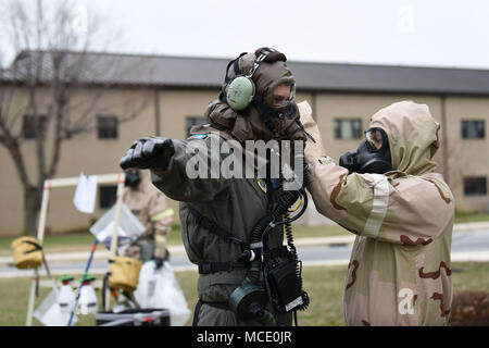 Maj. Andrew Schnee, mit der 9. Airlift Squadron, geht durch simulierte Dekontamination während der 2018 Übung Vengeant Eagle Feb 22, 2018. Das bordpersonal Flug Ausrüstung Techniker Praxis Aircrew Kontaminationskontrolle Bereich Prozesse und Verfahren. (U.S. Air Force Foto von Airman 1st Class Zoe M.Wockenfuss) Stockfoto