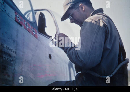 Staff Sgt. Joe C Nicholas, eine Crew Chief der 339th Fighter Group zugeordnet, arbeitet auf einer North American P-51 Mustang (6 N-K, Seriennummer 44-14734) den Spitznamen "Baby Mine', die von den 1st Leutnant Stephen C Ananian, Kampfpilot der 505th Fighter Squadron, 339 FG, Fowlmere, England, 1944 zugewiesenen geflogen. (Foto mit freundlicher Genehmigung von Stephen Ananian) Stockfoto