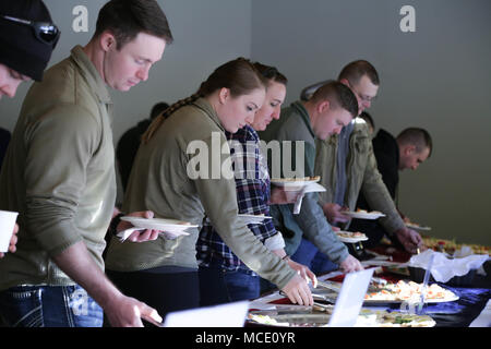 Die Teilnehmer des Arktischen Eagle 2018 genießen Sie ein Lunch Buffet zum Abschluss der Übung durch den Stadtrat bei der Valdez Valdez Convention Center in Valdez, Alaska, Februar 25, 2018 zur Verfügung gestellt. Das übergeordnete Ziel der Übung Arktis Eagle ist Fähigkeit, nachhaltig in den arktischen Bedingungen und Übung der chemischen, biologischen, radiologischen und nuklearen Reaktion Enterprise durchzuführen, um zu beurteilen. (U.S. Army National Guard Foto von 2 Lt Marisa Lindsay) Stockfoto