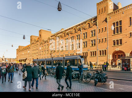 AMSTERDAM, NIEDERLANDE, 20. März 2018: Menschen auf der Straße von Amsterdam am sonnigen Frühlingstag. Stockfoto