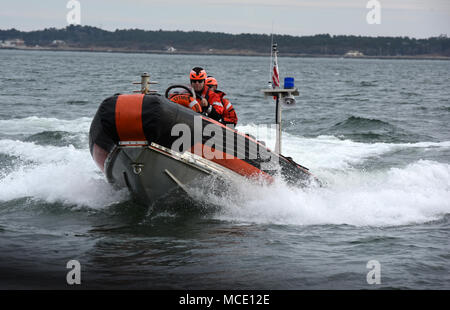 Coast Guard Petty Officer 1st Class Zachary Burgess, einen bootsmann Steuermann an Bord Cutter fliegende Fische, das Boot des cutter Manöver während einer Übung aus Virginia Beach, Virginia, Feb 15, 2018. Die 87-Fuß-patrouillenboot Crew arbeitet in einem Bereich, der vor allem die unteren Chesapeake Bay und den Atlantik aus Virginia Beach umfasst. (U.S. Coast Guard Fotos von Petty Officer Corinne Zilnicki/Freigegeben) Stockfoto