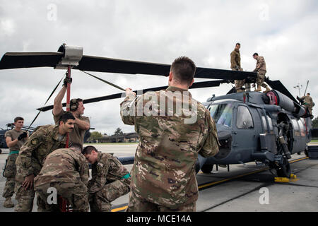 Flieger von der 723 d Aircraft Maintenance Squadron (AMXS), richten Sie die Rotor eines HH-60G Pavehawk, Februar 27, 2018, bei Moody Air Force Base, Ga, die Sie auf Ihre Fähigkeit der Schwanz und die Rotoren eines Pavehawk zu entfalten zu üben, dass der Hubschrauber in einer begrenzten Zeit ausgewertet wurden. (U.S. Air Force Foto von Airman Eugene Oliver) Stockfoto