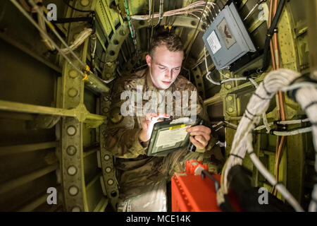 Senior Airman Kaiden Stanley, 723 d Aircraft Maintenance Squadron integrierte Flight Control Systems - Spezialist, liest eine technische Während innerhalb der Übergang Abschnitt einer HH-60G Pavehawk, Februar 27, 2018, bei Moody Air Force Base, Ga, die Sie auf Ihre Fähigkeit der Schwanz und die Rotoren eines Pavehawk zu entfalten zu üben, dass der Hubschrauber in einer begrenzten Zeit ausgewertet wurden. (U.S. Air Force Foto von Airman Eugene Oliver) Stockfoto