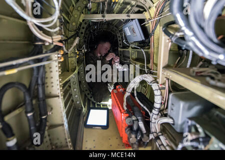 Senior Airman Kaiden Stanley, 723 d Aircraft Maintenance Squadron integrierte Flight Control Systems - Spezialist, führt die Instandhaltung während innerhalb der Übergang Abschnitt einer HH-60G Pavehawk, Februar 27, 2018, bei Moody Air Force Base, Ga, die Sie auf Ihre Fähigkeit der Schwanz und die Rotoren eines Pavehawk zu entfalten zu üben, dass der Hubschrauber in einer begrenzten Zeit ausgewertet wurden. (U.S. Air Force Foto von Airman Eugene Oliver) Stockfoto