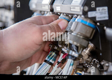 Einen Flieger aus dem 723 d Aircraft Maintenance Squadron (AMXS) Fügt canon Stopfen in das elektronische System einer HH-60G Pavehawk, Februar 27, 2018 bei Moody Air Force Base, Ga, die Sie auf Ihre Fähigkeit der Schwanz und die Rotoren eines Pavehawk zu entfalten zu üben, dass der Hubschrauber in einer begrenzten Zeit ausgewertet wurden. (U.S. Air Force Foto von Airman Eugene Oliver) Stockfoto