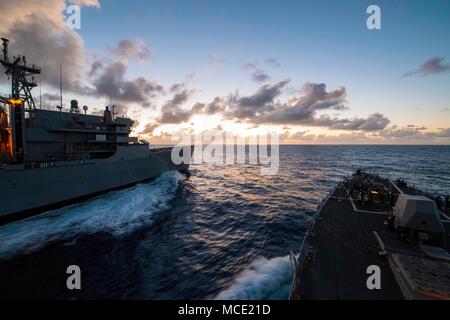 180224-N-NW 827-052 ATLANTIK (Feb. 24, 2018) Segler griff Navigation Linien an Bord der geführte Anti-raketen-Zerstörer USS Farragut (DDG99), als sie neben USNS Arktis (T-AOE) für ein low-light Auffüllung auf See kommt. Farragut ist unterwegs als Teil der Harry S. Truman Carrier Strike Group (HSTCSG) Composite Trainingsgerät Übung (COMPTUEX), die die Fähigkeit der Streik Gruppe wertet als Ganzes Anhaltende Kampfhandlungen aus dem Meer zu tragen - letztlich die Zertifizierung des HSTCSG für die Bereitstellung. (U.S. Marine Foto von Mass Communication Specialist 1. Klasse Stephen Oleksiak/Freigegeben) Stockfoto