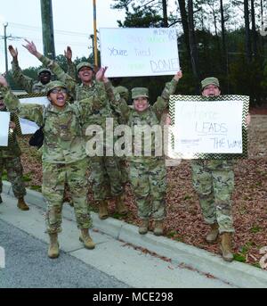 Soldaten der im Quartermaster Bataillon Beifall für ihre Teams auf dem Weg zur Ziellinie der Jährlichen 23 QM-Brigade Soldat Stakes Wettbewerb hier Feb 24. Insgesamt sechs Mannschaften teilgenommen - zwei aus jedem Student Bataillon - in einem Wettbewerb, benötigt sie neun Hindernisse, die Fitness- und die Bekämpfung von Aufgaben über eine rund drei Kilometer lange Kurs verteilt zu verhandeln. Stockfoto