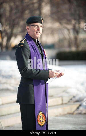 Eine kanadische Militärpfarrer spricht während einer Kranzniederlegung Zeremonie von US Marine Corps Gen. Joe Dunford, Vorsitzender des Generalstabs, und U.S. Army Command Sgt. Maj. John W. Troxell, Senior Soldaten Berater des Vorsitzenden des Generalstabs, neben ihren kanadischen Kollegen am Grab des Unbekannten Soldaten an der National War Memorial bei einem Besuch in Ottawa, Kanada, 28.02.2018. Gen. Dunford wurde in Ottawa für Treffen mit hochrangigen kanadischen Beamten über die laufende Entwicklung des North American Aerospace Defense Command. (DoD Foto von U.S. Army Sgt. James K. M Stockfoto