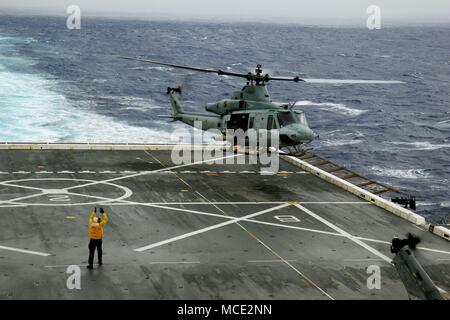 Atlantik (Feb. 21, 2018) U.S. Marines Corps UH-1Y Venom Hubschrauber, um Marine Medium Tiltrotor Squadron (VMM) 162 befestigt (verstärkt), 26 Marine Expeditionary Unit, bereitet das Land während einer taktischen Recovery von Flugzeugen und Personal (Trap) bohren Sie an Bord der San Antonio-Klasse amphibious Transport dock USS New York (LPD 21) Feb 21, 2018. Marines Verhalten mission Proben zu halten und ihre Techniken, Taktiken zu verbessern und Verfahren während der US-Flotte 6 Bereich der Operationen eingesetzt. 6. US-Flotte mit Sitz in Neapel, Italien, führt die Stockfoto