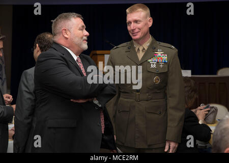 David Heatherly, Präsident, Coastal Carolina Community College, spricht mit Oberst Russell Burton, kommandierender Offizier, Marine Corps Air Station New River, während der 23. jährlichen Zustand der Gemeinschaft das Frühstück im Offiziersklub auf WAB New River, N.C., 28.02.2018. Die Jacksonville-Onslow County Handelskammer kamen zusammen, um die Erfolge in der Gemeinschaft zu erörtern. (U.S. Marine Corps Foto von Lance Cpl. Damaris Arias) Stockfoto