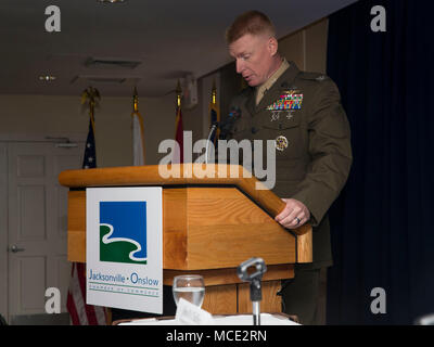 Colonel Russell Burton, kommandierender Offizier, Marine Corps Air Station New River, gibt seine Erläuterungen während der 23. jährlichen Zustand der Gemeinschaft das Frühstück im Offiziersklub auf WAB New River, N.C., 28.02.2018. Die Jacksonville-Onslow County Handelskammer kamen zusammen, um die Erfolge in der Gemeinschaft zu erörtern. (U.S. Marine Corps Foto von Lance Cpl. Damaris Arias) Stockfoto