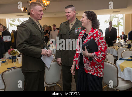 Colonel Russell Burton, kommandierender Offizier, spricht mit Master Gunnery Sgt. Mark Frye, Personal nicht Offizier, Installationen Personal administrative Zentrum, Marine Corps Air Station New River, während der 23. jährlichen Zustand der Gemeinschaft das Frühstück im Offiziersklub auf WAB New River, N.C., Feb.28, 2018 in Betrieb genommen. Die Jacksonville-Onslow County Handelskammer kamen zusammen, um die Leistungen in der Gemeinschaft zu erörtern. (U.S. Marine Corps Foto von Lance Cpl. Damaris Arias) Stockfoto