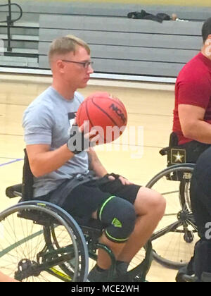 Spc. Joshua Fortin, Schofield Kasernen, Hawaii WTB Pläne strategische Bewegungen mit seinem Team während der Rollstuhl basketball Praxis an der Stellvertretende Stabschef, Krieger und Übergang 2018 Armee Studien Ft. Bliss, Texas. (Foto durch MaryTherese Griffin, Fort Bliss Texas) Stockfoto