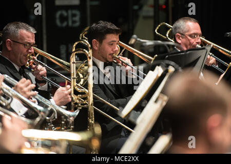 GRAND JUNCTION, Colo (Feb. 28, 2018) Gabe Gallegos, ein Student an der Universität Colorado Mesa, führt mit der US-Navy Band bei einem Konzert in Grand Junction in Grand Junction, Colorado. Die Marine Band in 12 Staaten während seiner 21-Stadt, 5.000 km langen Tour, verbinden die Gemeinschaften über die Nation ihre Marine. (U.S. Marine Foto von Chief Musiker Adam Grimm/Freigegeben) Stockfoto