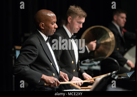 GRAND JUNCTION, Colo (Feb. 28, 2018) Senior Chief Musiker Stacy Loggins führt mit der US-Navy Band bei einem Konzert in Grand Junction in Grand Junction, Colorado. Die Marine Band in 12 Staaten während seiner 21-Stadt, 5.000 km langen Tour, verbinden die Gemeinschaften über die Nation ihre Marine. (U.S. Marine Foto von Chief Musiker Adam Grimm/Freigegeben) Stockfoto