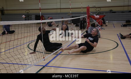 Die Teilnehmer des 2018 Armee Studien Praxis volleyball Techniken in Fort Bliss, Texas, 28.02.2018. 74 Verwundete, Kranke oder Verletzte aktiven Soldaten und Veteranen nehmen an einer Reihe von Veranstaltungen, die in Fort Bliss, Texas, 24.02.27 durch den 9. März 2018 gehalten werden, sind als Stellvertretender Chef des Stabes, Krieger und Übergang beherbergt die 2018 US-Armee Studien. (U.S. Armee Foto von Pfc. Tescia Mims) Stockfoto