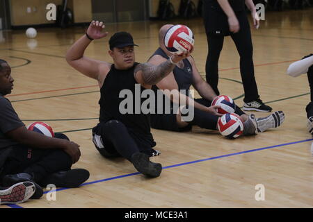 Die Teilnehmer der Armee Studien Praxis volleyball Techniken in Fort Bliss, Texas, 28.02.2018. 74 Verwundete, Kranke oder Verletzte aktiven Soldaten und Veteranen nehmen an einer Reihe von Veranstaltungen, die in Fort Bliss, Texas, 24.02.27 durch den 9. März 2018 gehalten werden, sind als Stellvertretender Chef des Stabes, Krieger und Übergang beherbergt die 2018 US-Armee Studien. (U.S. Armee Foto von Pfc. Tescia Mims) Stockfoto