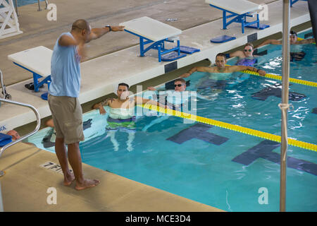 Atiba Wade (links), Team Armee Kopf schwimmen Trainer, trainiert die Teilnehmer für das Schwimmen Veranstaltung in Fort Bliss, Texas, 28.02.2018. 74 Verwundete, Kranke oder Verletzte aktiven Soldaten und Veteranen nehmen an einer Reihe von Veranstaltungen, die in Fort Bliss, Texas, 24.02.27 durch den 9. März 2018 gehalten werden als stellvertretender Stabschef, Krieger und Übergang host die 2018 US-Armee Studien (U.S. Armee Foto von SPC. Nathanael Mercado) Stockfoto