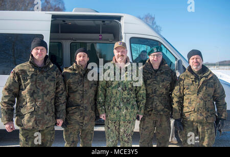 180227-N-ST 458-0441 NAVAL SUPPORT STANDORT REDZIKOWO, Polen (Feb. 27, 2018). Kapitän Scott McClelland, kommandierender Offizier der Naval Support Facility (NSF) Redzikowo, gibt eine Basis Tour zu führenden Persönlichkeiten aus der Abteilung Infrastruktur, Inspektorat der Streitkräfte unterstützen, Bydgoszcz und der regionalen Infrastruktur Administration Gdynia. NSF Redzikowo ist die Marine neueste Installation und die erste US-Installation in Polen. Ihre Operationen, die Reaktionsfähigkeit der US-amerikanischen und alliierten Truppen zur Unterstützung der Marine der Region Europa, Afrika, Asien (NAVEURAFSWA) mission Dienstleistungen zur Verfügung zu t Stockfoto