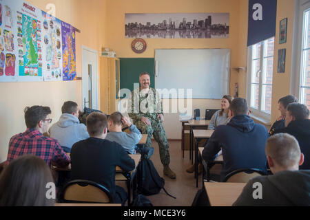 {180228-N-ST 458-7262} NAVAL SUPPORT STANDORT REDZIKOWO, Polen (Feb. 28, 2018) Kapitän Scott McClelland, kommandierender Offizier der Naval Support Facility (NSF) Redzikowo, spricht mit polnischen Schüler, der über seine Erfahrungen in der Marine. Ihre Operationen, die Reaktionsfähigkeit der US-amerikanischen und alliierten Truppen zur Unterstützung der Marine der Region Europa, Afrika, Asien (NAVEURAFSWA) mission Dienstleistungen zur Flotte, Kämpfer und Familie zur Verfügung zu stellen. (U.S. Marine Foto von Leutnant Josie Lynne Lenny/Freigegeben) Stockfoto