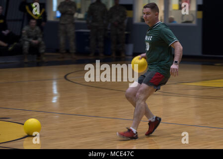 Soldaten der 3d-US-Infanterie Regiment (Die Alte Garde) zusammen mit den Marines der Marine Barracks Washington in einem Dodgeball Spiel am Fort Myer Fitnesscenter, Joint Base Myer-Henderson Hall, Va., Nov. 1, 2018 teilnehmen. Die dodgeball Spiel wurde gespielt, Kameradschaft zu errichten und die Esprit-de-Korps unter den zwei zeremoniellen Einheiten. (U.S. Armee Fotos von Pfc. Lane Hiser) Stockfoto