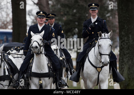 Spc. Hunter Terrell, zugeordnet zu den Caisson Platoon, 1.BATAILLON, 3d-US-Infanterie Regiment (Die Alte Garde), führt seine letzte Fahrt durch den nationalen Friedhof von Arlington, Va., Nov. 23, 2018. Während seiner Zeit in den Caisson Platoon Terrell 500 Insgesamt 50 caparison Fahrten und Spaziergänge. (U.S. Armee Fotos von Pfc. Lane Hiser) Stockfoto