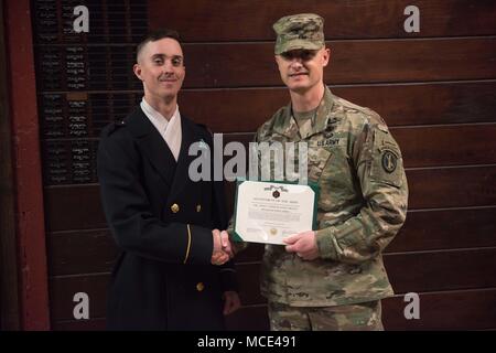 Spc. Hunter Terrell, zugeordnet zu den Caisson Platoon, 1.BATAILLON, 3d-US-Infanterie Regiment (Die Alte Garde), führt seine letzte Fahrt durch den nationalen Friedhof von Arlington, Va., Nov. 23, 2018. Terrell war auch der Army Commendation Medal für seine selbstlose Service zugesprochen, während als Mitglied der Platoon dienen. (U.S. Armee Fotos von Pfc. Lane Hiser) Stockfoto