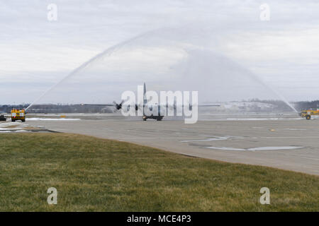 Lockheed C-130 Hercules ist ein viermotoriges Turboprop-Militärflugzeug der Firma Lockheed. Das Archivbild dokumentiert einen C-130 Hercules, der am 13. Februar 2018 auf der Pittsburgh International Airport Air Reserve Base, Pennsylvania, unter einem Wassersalut herumfährt und den letzten Flug des 911th Airlift Wing Commander markiert. Stockfoto