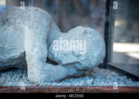 Gipsabguss der Mann unten in Pompeji archäologischen Park, einer von vielen Pompeji Bewohner im Mt getötet. Ausbruch des Vesuv 79 n. Chr. Stockfoto