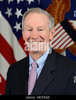 Dr. Michael D. Griffin, Staatssekretär der Verteidigung für Forschung und Engineering, stellt für seine offizielle Portrait in der Armee portrait Studio in das Pentagon in Arlington, Virginia, Jan. 26, 2018. (U.S. Armee Foto von Monica King) Stockfoto