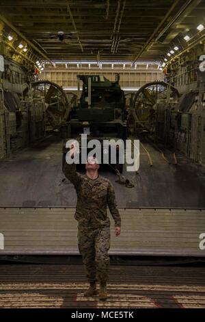 180224-M-DL 117-0066 MITTELMEER (Feb. 24, 2018) U.S. Marines Corps 2. Lt Robert Solmssen, ein platoon Commander Bataillon Landung Team, 2.BATAILLON, 6 Marine Regiment, 26 Marine Expeditionary Unit, bereitet eine InstantEye Mark 2 kleine unbemannte Luftfahrzeuge (SUAS) an Bord der San Antonio-Klasse amphibious Transport dock USS New York LPD (21), 24.02.2018. Die SUAS verbessert die Funktionen des Gerätes durch die Bereitstellung von Echtzeit- und leichte Aufklärung und Überwachung der infanterie während der US-Flotte 6 Bereich der Operationen eingesetzt. U.S Stockfoto