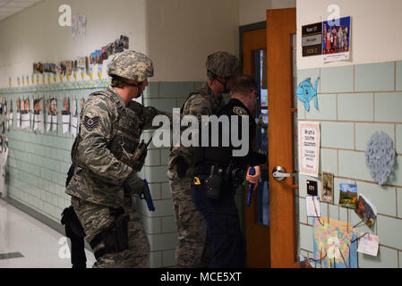 Von der Linken, Tech. Sgt. Adam Paini, 436Th Security Forces Squadron, Staff Sgt. Brandon Trapp, 436Th SFS, und Offizier Justin Viens, 436Th SFS Aufsichtsrat Polizeioffizier, klare Zimmer während eines aktiven Shooter übung Feb.26, 2018, an der George S. Welch Volksschule und Dover Air Force Base Middle School in Dover AFB, Del Der 436Th Inspector General Office Schule Fakultät und Sicherheitskräfte auf ihre Antwort Verfahren ausgewertet. (U.S. Air Force Foto von Airman 1st Class Zoe M.Wockenfuss) Stockfoto