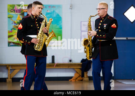 Us-Marines Corps Cpl. Corey Rudolph, Links, und Lance Cpl. Joshua Shaw, rechts, bei der Verkündigung katholische Schule in Havelock, N.C., 28.02.2018 durchführen. Die 2. MAW Band mit Hilfe von verschiedenen Instrumenten Schüler über verschiedene Musik zu erziehen. Rudolph und Shaw sind Saxophon Spieler mit dem 2. MAW Band. (U.S. Marine Corps Foto von Lance Cpl. Jailine L. Martinez) Stockfoto