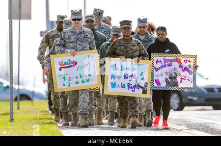 Black History Month Einheit gehen die Teilnehmer fertig Kreuzung der Route 1 Überführung auf dem Weg in die base flag Pole 28.02.2018, Dover Air Force Base, Del am Flieger & Familie Readiness Center, ca. 40 Personen in den drei viertel Meile Einheit teilgenommen starten zu Fuß von der afroamerikanischen Erbe Ausschuss in der Feier des Black History Month hier in Dover AFB. (U.S. Air Force Foto von Roland Balik) Stockfoto