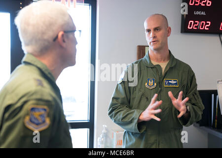 Air Force Reserve Oberstleutnant Gary Goldschmied, rechts, ein Operations Officer mit der 339 Flight Test Squadron, Details Einheit Praktiken und Verfahren, Generalmajor Craig La Fave, 22 Air Force Commander, Feb 2, 2018, in Robins Air Force Base, Georgia. La Fave tourte der 339 FLTS Facility und verschiedene Bürger Flieger met ein besseres Verständnis von dem, was Sie, die Mission zu erhalten. (U.S. Air Force Foto von Jamal D. Sutter) Stockfoto