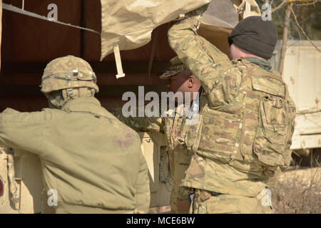 Sgt. 1. Klasse Jermaine Bryant (Mitte), die Sicherheit team Chief für 7th Army Training Command Grafenwöhr Training Area, führt eine Sichtprüfung des 2. gepanzerte Brigade Combat Team, 1st Infantry Division Mediziner, Transport und medizinische Ausrüstung und Versorgung während der Besetzung eine Reihe während der Übung dynamische Vordere 18, 28.02.2018. Übung dynamische Vordere 18 enthält ca. 3.700 Teilnehmer aus 26 Nationen an GTA der US-Armee, Deutschland, Feb.23 - März 10, 2018. Stockfoto