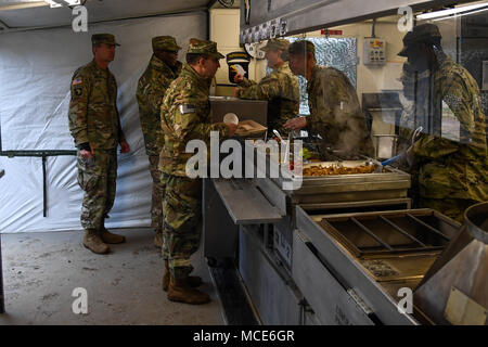 Soldaten aus E., 6. Allgemeine Unterstützung Bataillon, 101 Combat Aviation Brigade, Luftlandedivision (Air Assault) Essen servieren, um die 101 CAB Team, Oberst Craig Anderem und Command Sgt. Maj. Reginald Thomas, 28. Februar 2018 in Fort Campbell, Ky., bei der 50. jährlichen Phillip A. Connelly Wettbewerb. Die Soldaten konkurrieren an der Abteilung der Armee Niveau des Wettbewerbs und die Kräfte. (U.S. Armee Foto von Sgt. Marcus Floyd, 101 Combat Aviation Brigade) Stockfoto