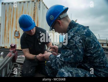 180222 - N - auf 904-042 Portsmouth, Virginia (Feb. 22, 2018) der Luftfahrt Bootsmann Mate 2. Klasse (Ausrüstung) Cody Gaines, von Wabash, Ind., rechts, und Max Belton, von Richtown, Md., vorbereiten und Dokument Teile auf dem Flugdeck an Bord der Flugzeugträger USS Dwight D. Eisenhower (CVN 69) (IKE). Ike ist zurzeit eine geplante schrittweise Verfügbarkeit (PIA) im Norfolk Naval Shipyard während der Erhaltungsphase der optimiert Flotte Notfallplan (OFRP). (U.S. Marine Foto von Mass Communication Specialist Seaman Ashley M.C. Estrella) Stockfoto