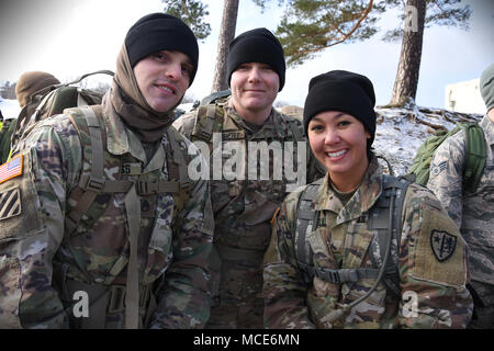 Das Deutsche Bundeswehr-Leistungsabzeichen ist eine militärische Auszeichnung der Bundeswehr für körperliche Fitness und militärische Fähigkeiten. Das Archivbild dokumentiert Soldaten der NATO-Brigade der US-Armee, die an Qualifikationsveranstaltungen im Landstuhl Regional Medical Center, Deutschland teilnehmen, um das Abzeichen zu erhalten, das für das Tragen auf Uniformen der US-Armee autorisiert ist. Stockfoto