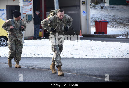 Das Deutsche Bundeswehr-Kompetenzabzeichen ist ein Militärpreis der Bundeswehr für körperliche Leistungsfähigkeit und Soldatenfertigkeiten. Das Archivbild dokumentiert Teilnehmer der NATO-Brigade der US-Armee, die LAP-Veranstaltungen im Landstuhl Regional Medical Center, Deutschland, im Rahmen der Qualifikation für das autorisierte Tragen des Abzeichens auf Uniformen der US-Armee durchführen. Stockfoto