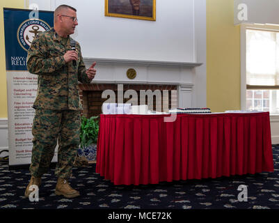 Generalleutnant Robert Hedelund, Kommandierender General, II Marine Expeditionary Force, gibt seine Erläuterungen während der Navy-Marine Corps Fhv Kick off im Club des Offiziers auf der Marine Corps Base Camp Lejeune, N.C., Jan. 20, 2018. Die NMCRS ist ein Programm, das finanzielle, pädagogische und andere Unterstützung der Mitglieder der Naval Service der Vereinigten Staaten. (U.S. Marine Corps Foto von Lance Cpl. Damaris Arias) Stockfoto