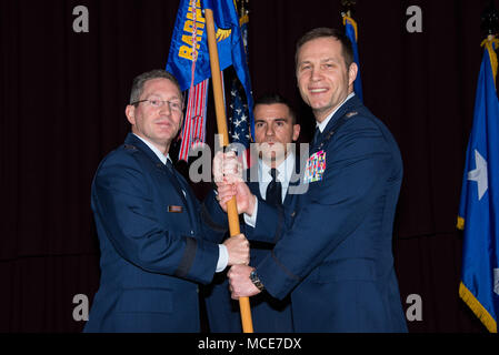 Maxwell AFB, Ala-Major General Michael Rothstein, Universität Commander und Präsident, präsentiert die Guidon für die Thomas N. Barnes Zentrum für Bildung angeworben, um eingehende Kommandant Oberst James Dryjanski, Feb 5, 2018. (US Air Force Foto von Melanie Rodgers Cox/Freigegeben) Stockfoto