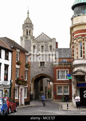 Torbogen führt zu Abtei Vereinigte Reformierte Kirche in Romsey, Hampshire, Ger; Land, Großbritannien Stockfoto