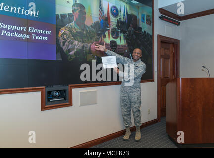 Gen. Darren W. McDew, Kommandeur der US Transportation Command, stellt eine Urkunde zum Col Wade Johnston, element Commander gemeinsame Mitteilung Support Element gemeinsamen einsetzbaren Airborne Paket Team (JDAP) im 4. Quartal 2017 Innovation Showcase Award Präsentation, Scott Air Force Base, Illinois Feb 23, 2018. Die JDAP Team erwarb eine Honorable Mention Award für Anstrengungen im Schließen der Kluft zwischen den Fähigkeiten der bestehenden Systeme und der zukünftigen Entwicklung der Mission. Die JDAP ist geplant, robuste inter-Netzwerkfunktionen einschließlich Routing, Switching, Verteilung der kritischen zur Verfügung zu stellen Stockfoto