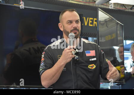 Tony Schumacher (* 1969) ist ein US-amerikanischer Drag-Racing-Fahrer und achtmaliger National Hot Rod Association Top Fuel Champion, der einen von der US-Armee gesponserten Dragster gefahren hat. Am 24. Februar sprach er im Wild Horse Pass Motor Sports Park in Chandler, Arizona, vor einem Qualifying-Rennen bei einem NHRA-Event vor Soldaten und Gästen. Das Archivbild zeichnet den Auftritt vor dem Rennen auf dem Motorsport-Veranstaltungsort auf. Stockfoto