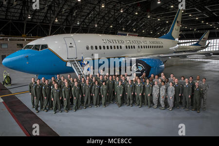 Air Force Reserve Flieger in der 932Nd Airlift Wing Gruppe Betrieb sammeln für eine Gruppe Foto 10.02.2018, Halle 1, Scott Air Force Base, Illinois. Primäre Aufgabe Die Tätigkeit des Konzerns ist weltweit berühmten Besucher Luftbrücke Unterstützung, fliegen die C-40C-Flugzeuge. (U.S. Air Force Foto von Master Sgt. Christopher Parr) Stockfoto